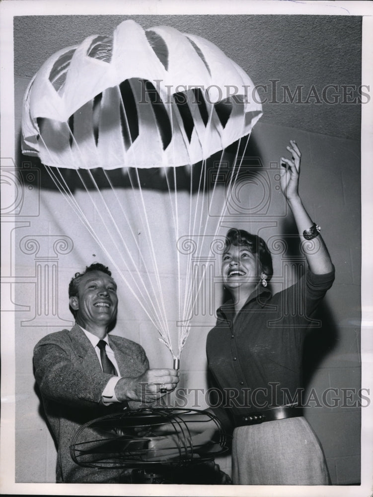 1955 Press Photo New concept in parachutes is demonstrated by Stiles Burke