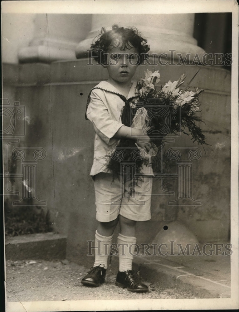 1923 Press Photo Ambrose J.H. Higgins, Jr., visiting Washington D.C.
