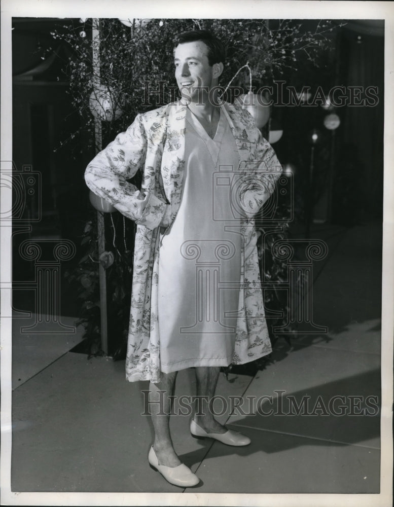 1959 Press Photo Peter Anthony wearing old-fashioned man's nightshirt in London,