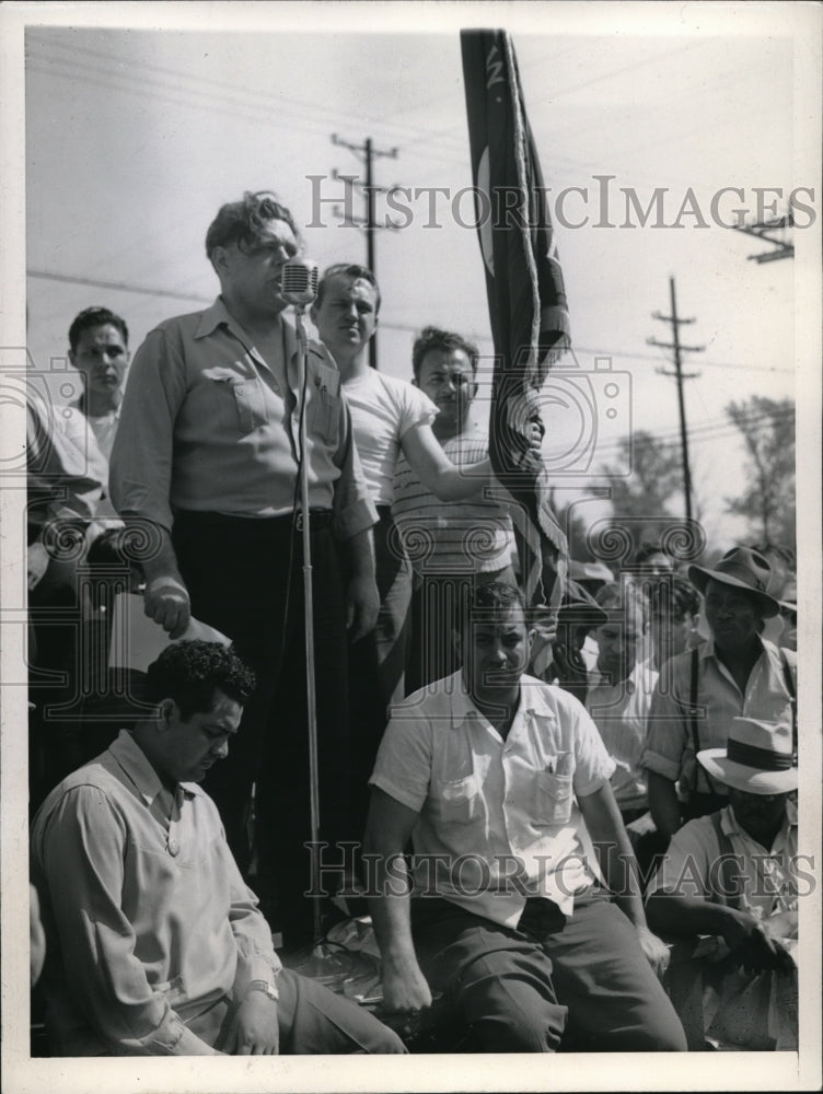 1945 Press Photo Robert Wright Union Leader Addresses Strikers