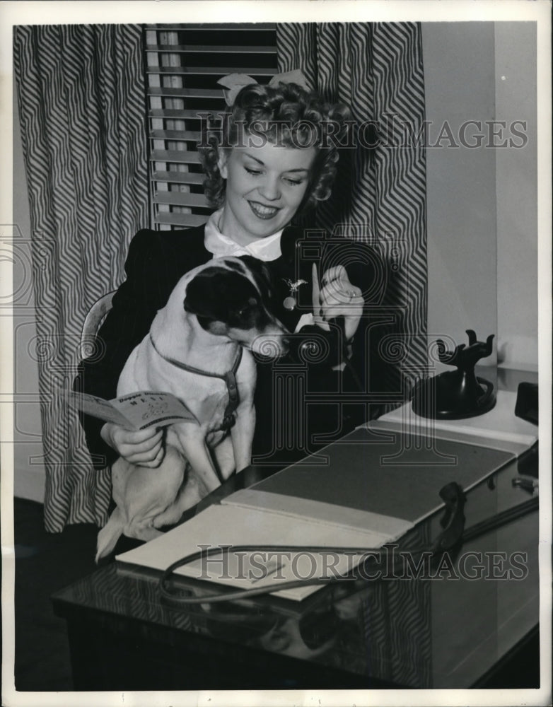 1941 Press Photo Florence Walters & Pet Dog "Laddie" Using Telephone, New York