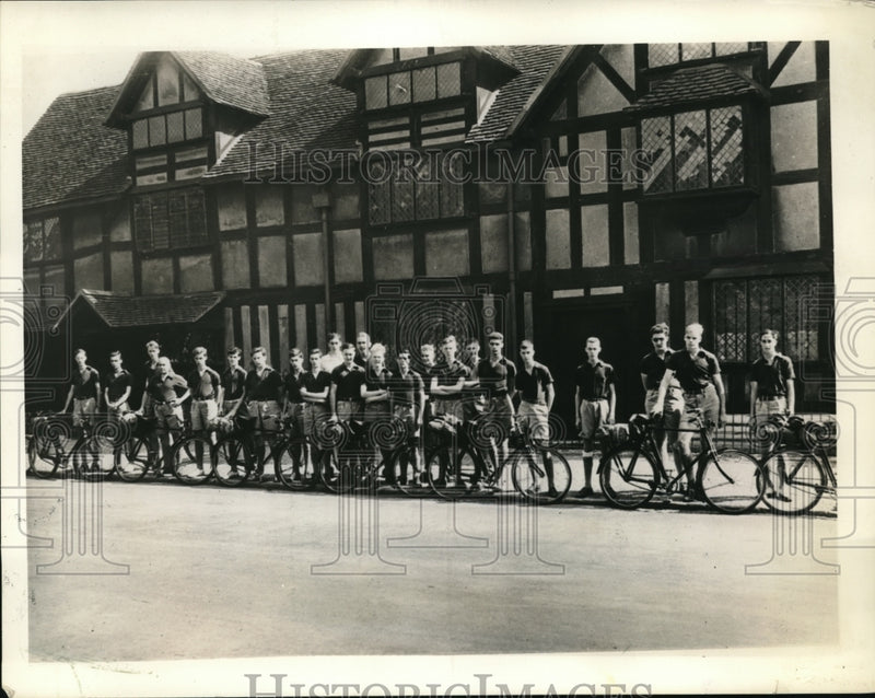 Load image into Gallery viewer, 1934 Press Photo Boys of the Riverdale Country School in Shakespeare Birthplace
