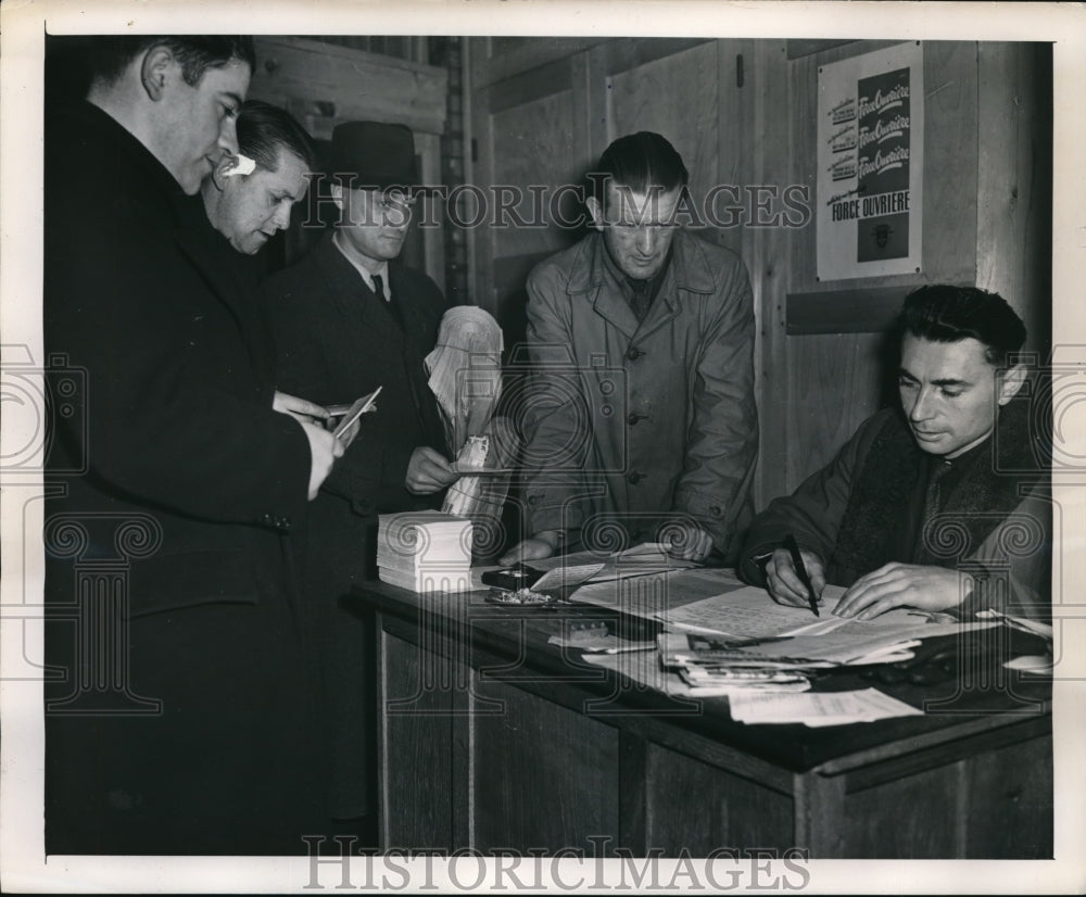 1948 Press Photo Froge Ouviere French Labor Union Office Registering Members