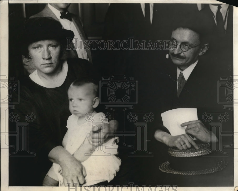1924 Press Photo Scientist and assistant to doctors with Mrs. Agnes Mack