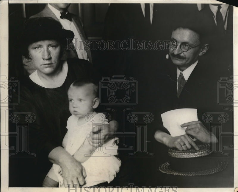 Load image into Gallery viewer, 1924 Press Photo Scientist and assistant to doctors with Mrs. Agnes Mack
