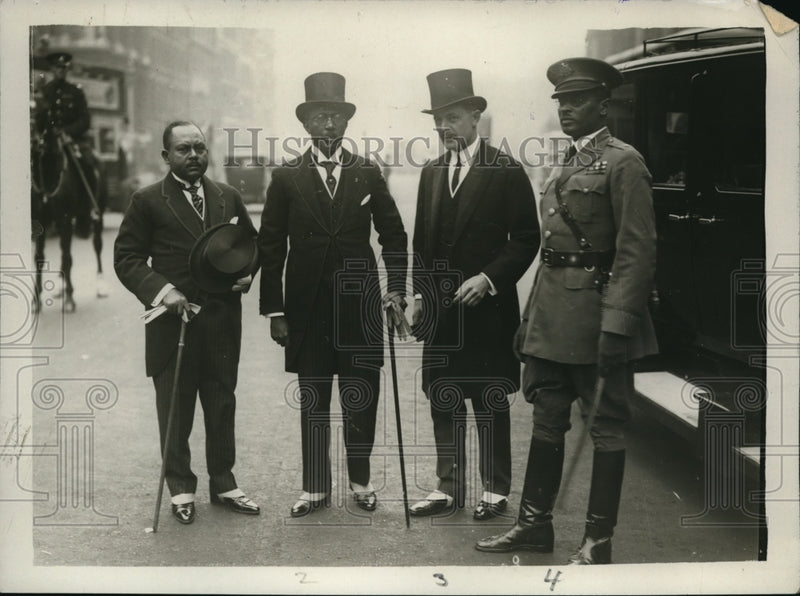 Load image into Gallery viewer, 1928 Press Photo President Charles King, C.W. Dresselhuys and Colonel T. Elwood
