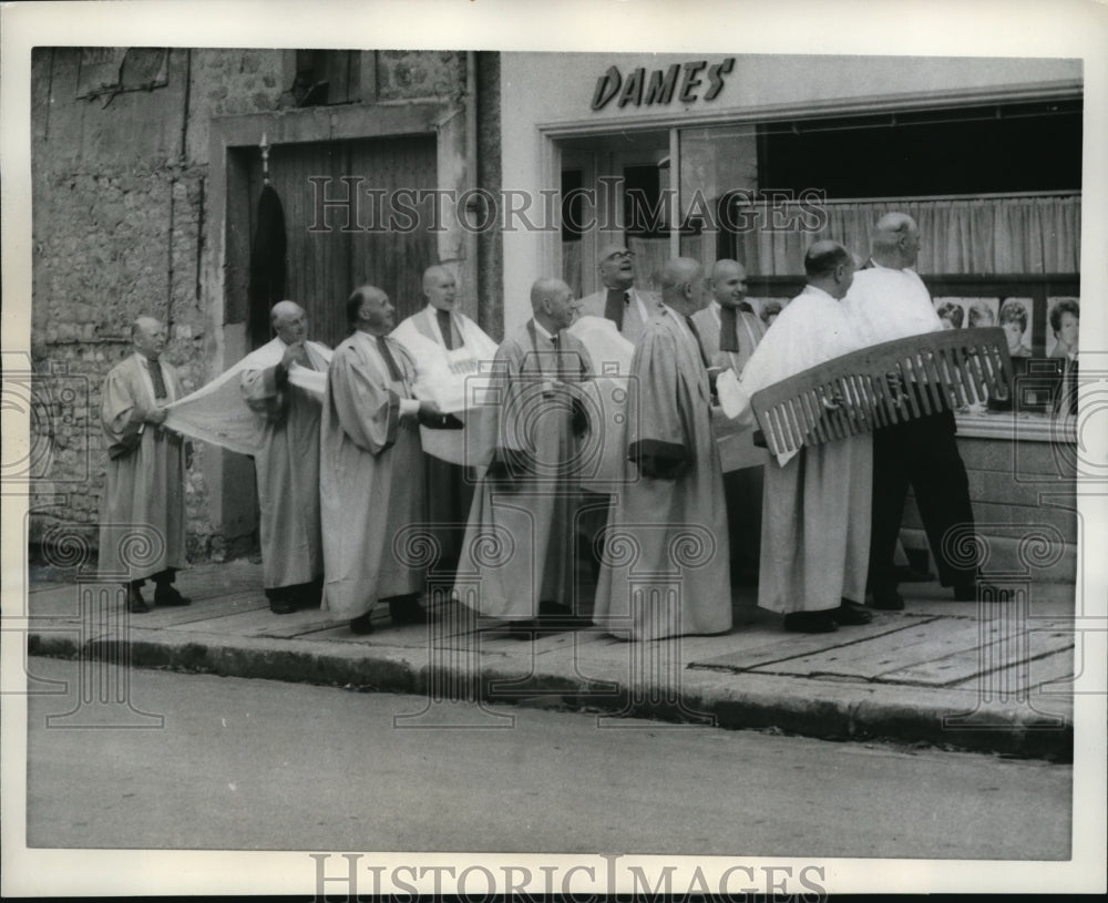 1961 Press Photo Dashing Bald Frenchmen outside Dames hairdressing shop