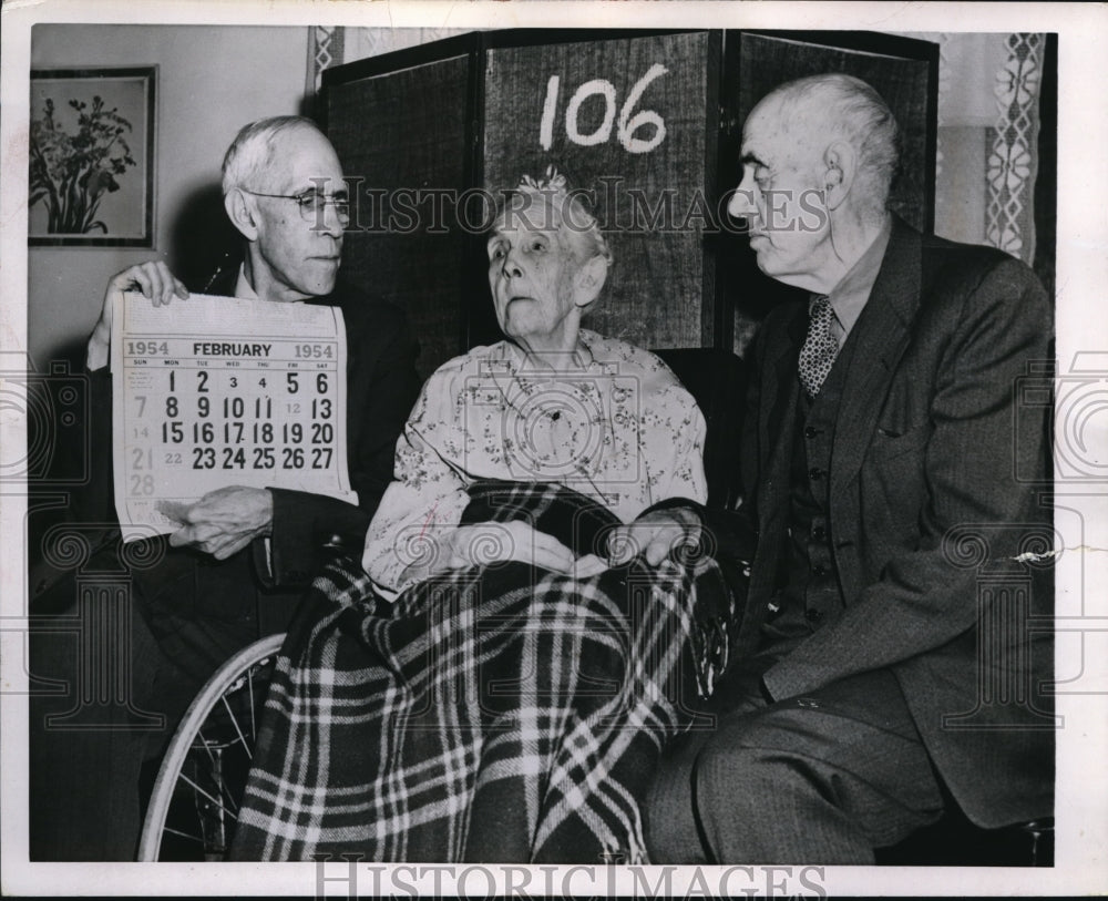 1954 Press Photo Patchigue NY Mrs Georgina Hawkins age 106, son Ralphm Eugene