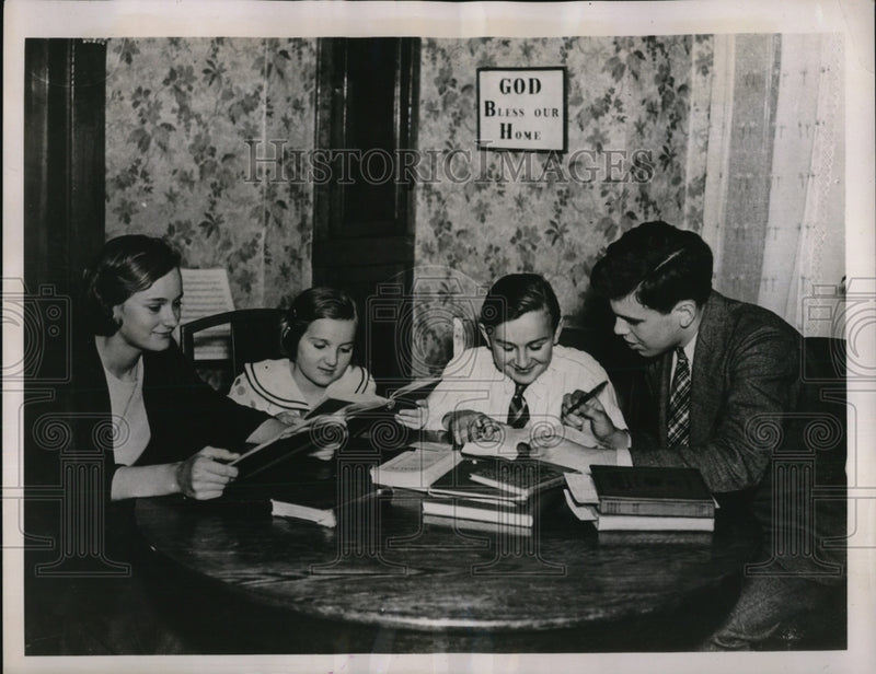 Load image into Gallery viewer, 1936 Press Photo Anna, Sophie &amp; Domnic Opielouski under reform school sentence

