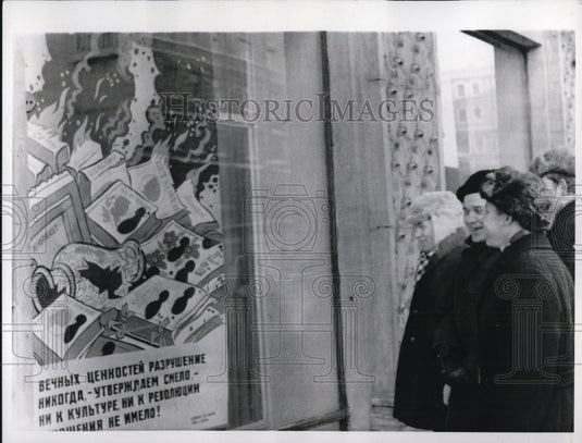 1957 Press Photo Russians giggle at Soviet anti-Chinese poster on Gorki Street- Historic Images