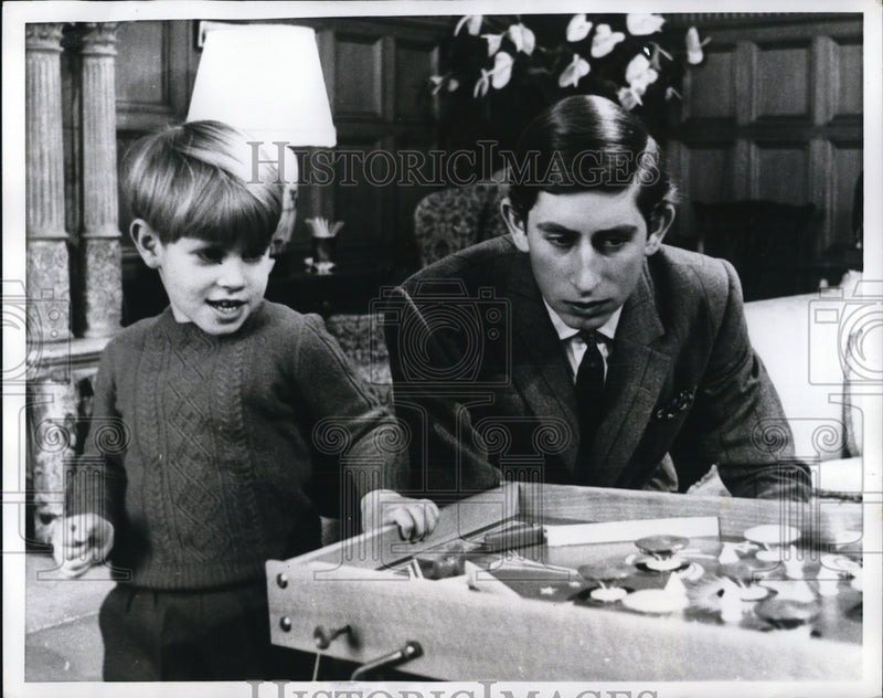 Load image into Gallery viewer, 1969 Press Photo London Prince Charles watching Prince Edward play war games

