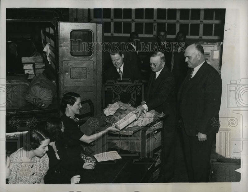 Load image into Gallery viewer, 1937 Press Photo John Biggers National Unemployment Census, William Austin
