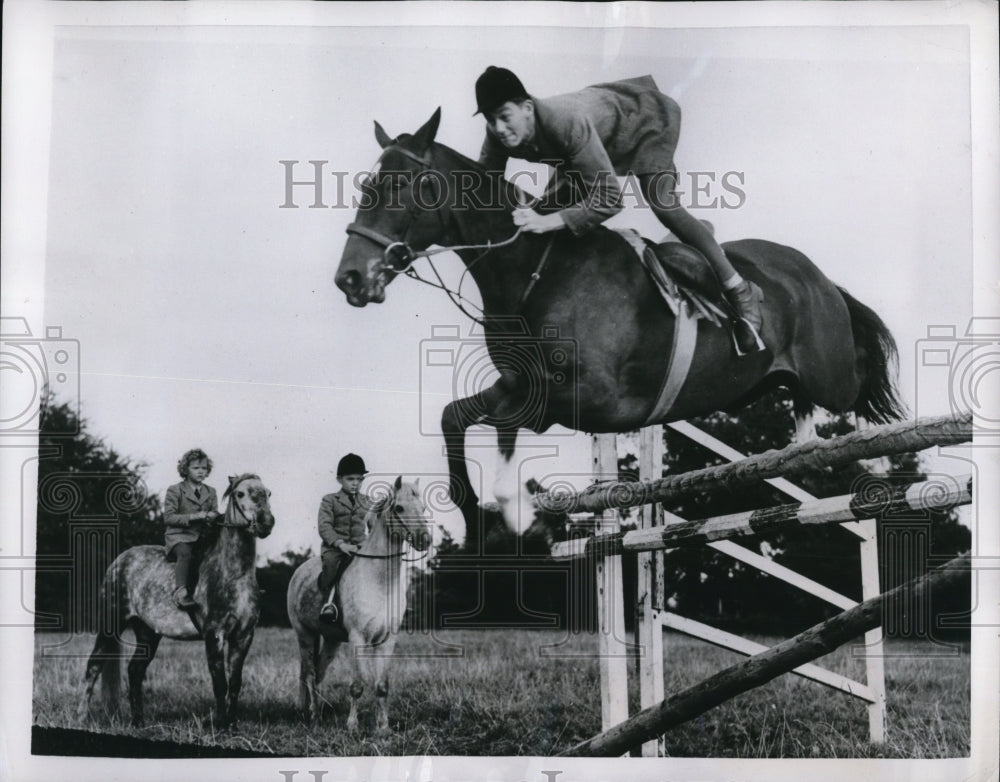 1951 Press Photo Alan Oliver takes a Jump with his Brother and Sister Vivienne