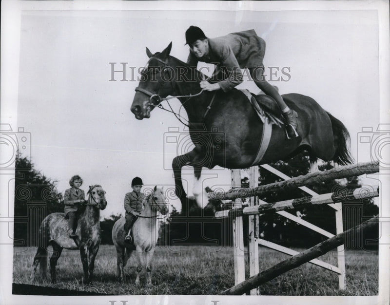 Load image into Gallery viewer, 1951 Press Photo Alan Oliver takes a Jump with his Brother and Sister Vivienne
