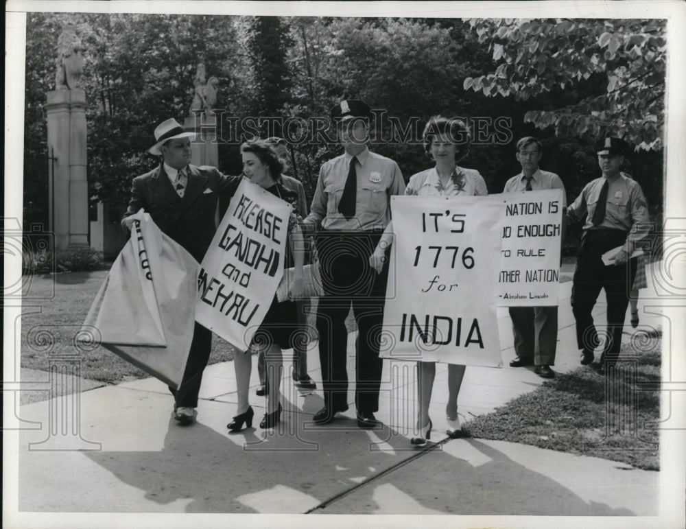 1943 Press Photo Arrested Pickets, Marjorie Kendrick, Jane Fulton & H. Lefever