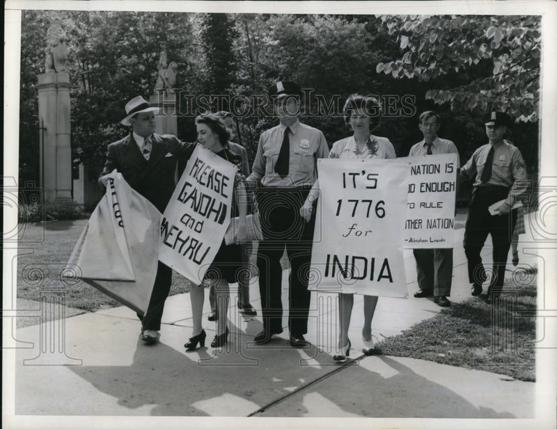 Load image into Gallery viewer, 1943 Press Photo Arrested Pickets, Marjorie Kendrick, Jane Fulton &amp; H. Lefever
