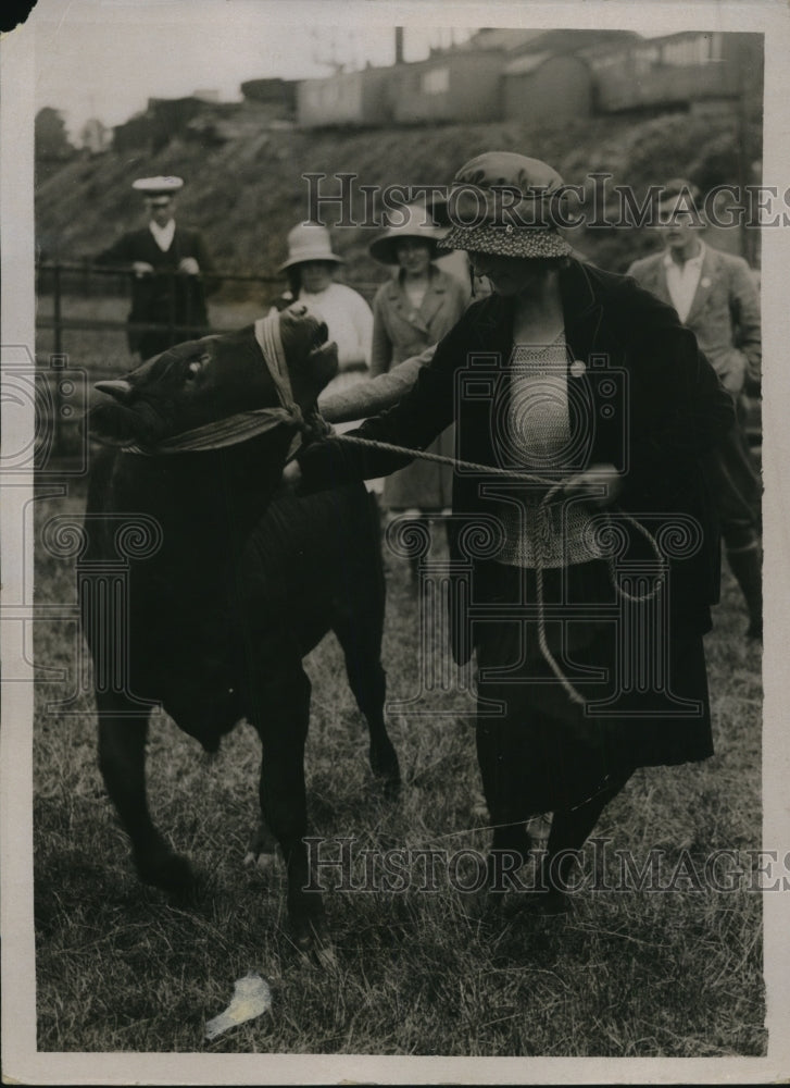 Load image into Gallery viewer, 1922 Press Photo Children Calf Club at Sussex Cattle Show
