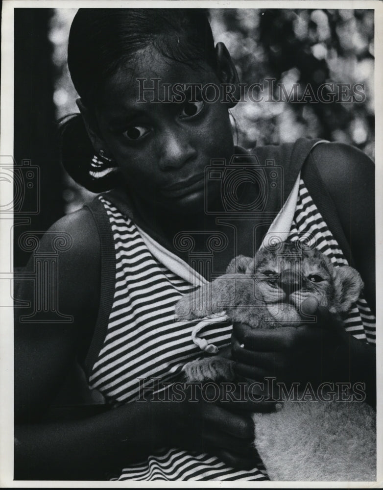 Load image into Gallery viewer, 1970 Press Photo 11 Year Old Vanessa Turner Holding Lion Cub Leo, Dallas Zoo
