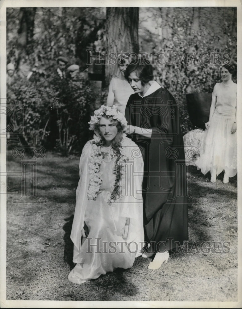 1929 Press Photo Jane Olson Crowing Gertrude Eberhart Queen of May