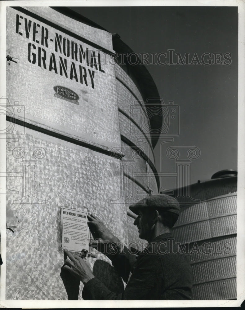 1942 Press Photo Ever-Normal Granary Storage Tanks, Silos Prevent Overproduction