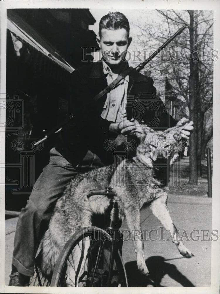 Load image into Gallery viewer, 1941 Press Photo Bob Griep Hardware Store Clerk Bicycled To Scene Of Action

