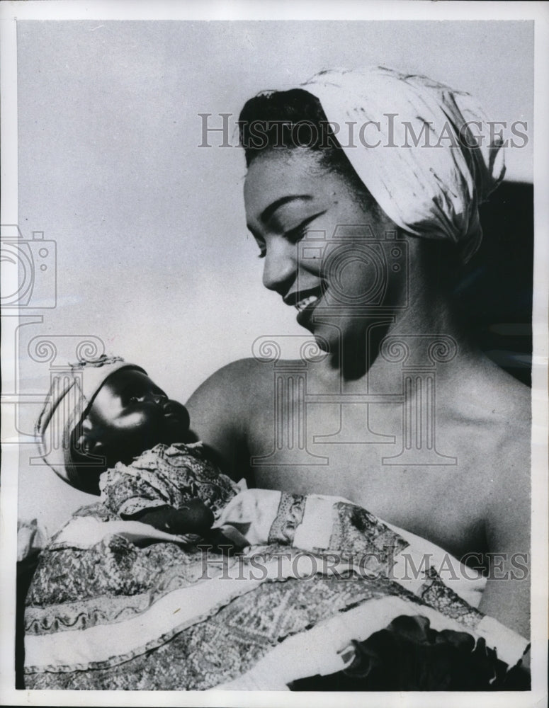 1957 Press Photo Brazil Dancer Alda Rodiques Relaxes In Warsaw Poland