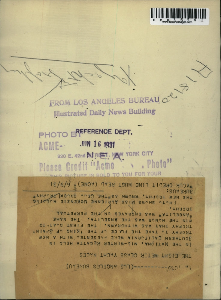 1931 Press Photo Adrienne McKenzie holding the Gen Bruck Trophy