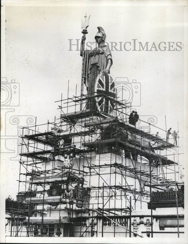 Load image into Gallery viewer, 1935 Press Photo Figure of Brittania on Oxford Street, London
