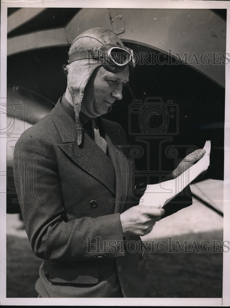 1937 Press Photo Colonel Chamberlin looking at petition