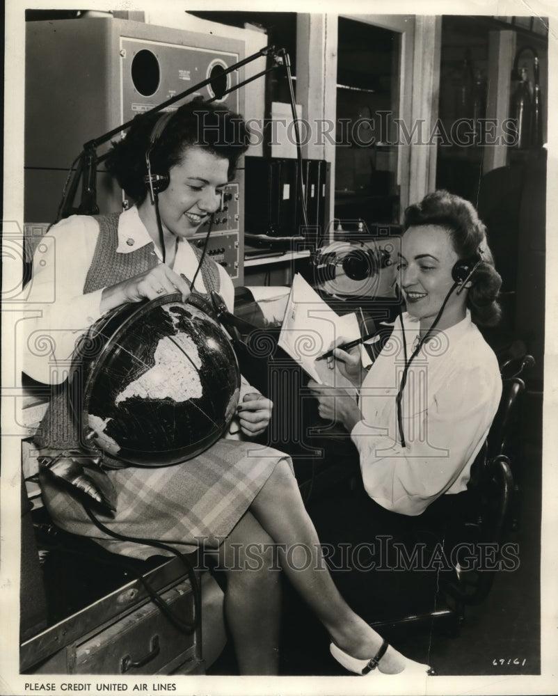 1942 Press Photo Jean Koontz and Margaret Devling radio operators of