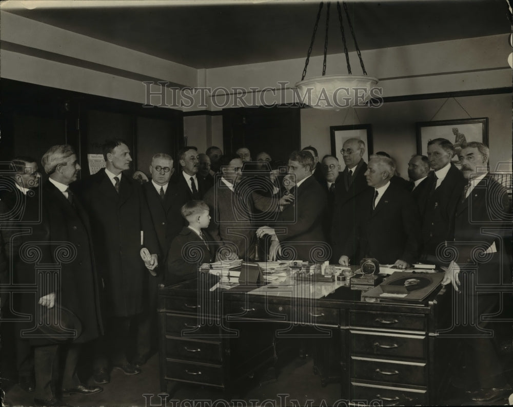 1923 Press Photo Secretary of Labor Davis Receives Membership Spanish War Vets