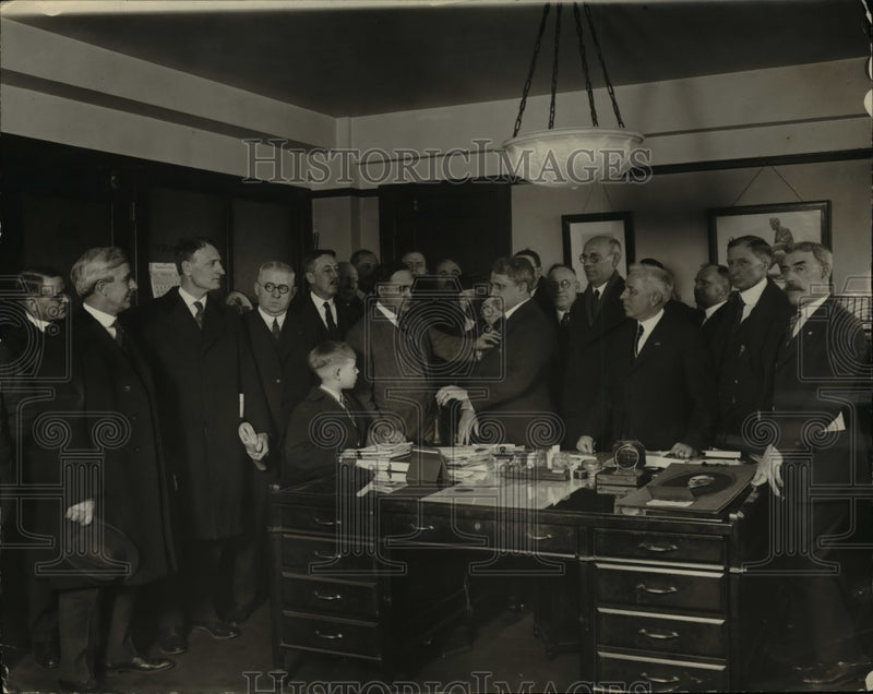Load image into Gallery viewer, 1923 Press Photo Secretary of Labor Davis Receives Membership Spanish War Vets
