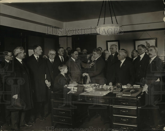 1923 Press Photo Secretary of Labor Davis Receives Membership Spanish War Vets