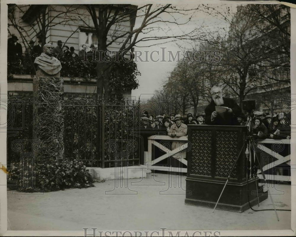 1931 Press Photo A monumental bust of Lucien Guintry inauguration in Paris.