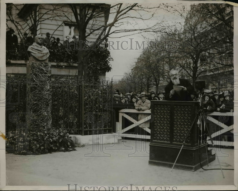 Load image into Gallery viewer, 1931 Press Photo A monumental bust of Lucien Guintry inauguration in Paris.
