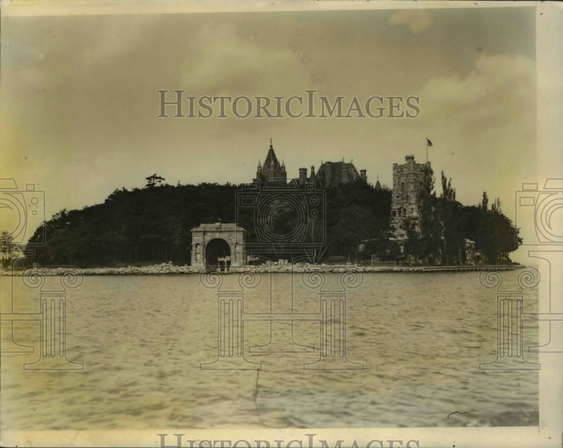 Load image into Gallery viewer, 1926 Press Photo German castle on Heart Island in Alexander Bay NY
