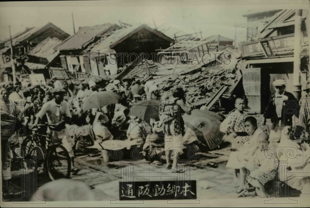 1923 Press Photo Collapsed houses as seen in all the villages in Tokyo