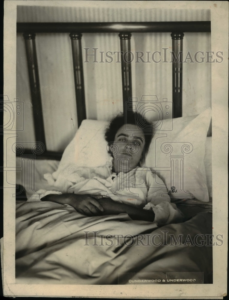 1924 Press Photo Mrs. Elsie Swetin Prostrate Over Husband's Death