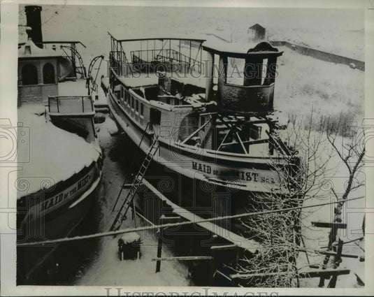1935 Press Photo The famous honeymoon boat under the Niagara River