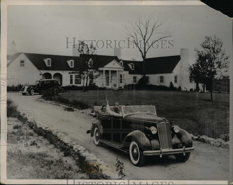 Load image into Gallery viewer, 1937 Press Photo President Franklin Roosevelt leaving the ranch home of Elliott
