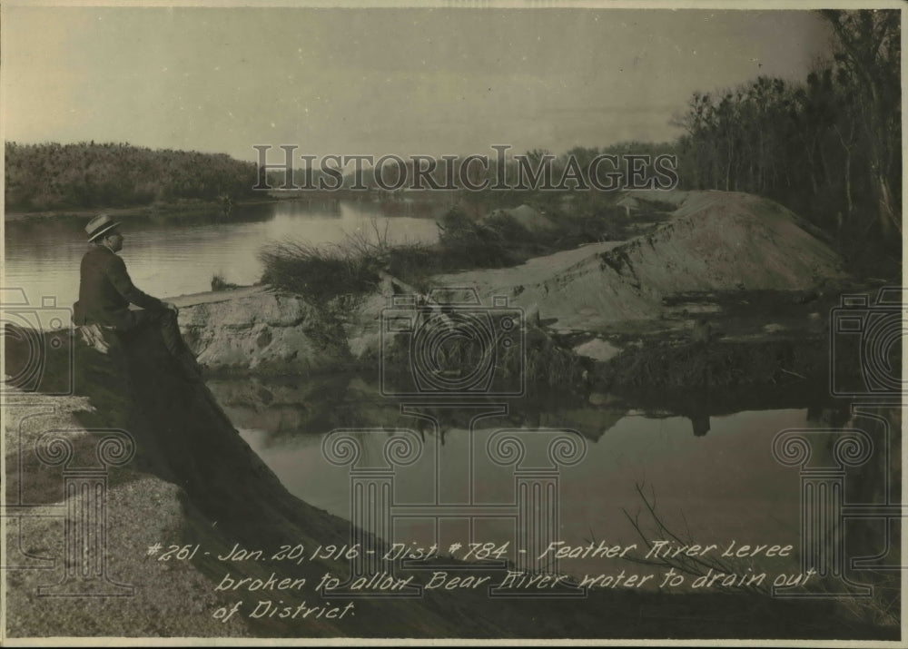 1916 Press Photo View Of a levee Broken at Feather River