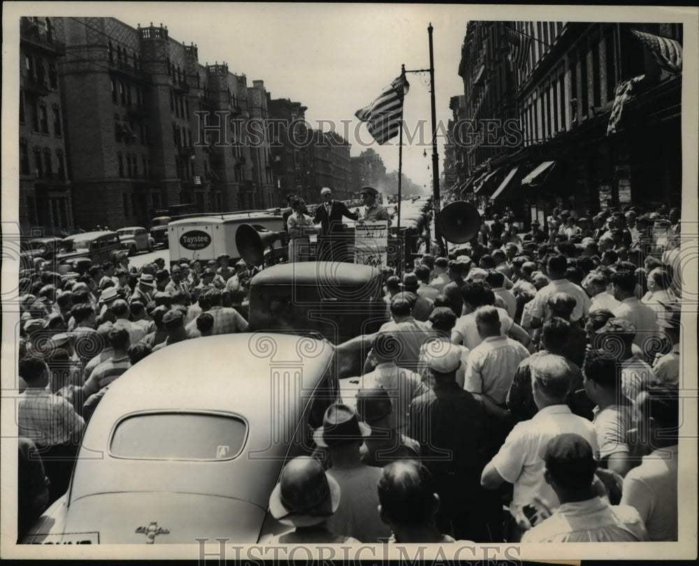1945 Press Photo Dr. Frank Kingdon addresses Todd and Bethlehem Shipyard workers