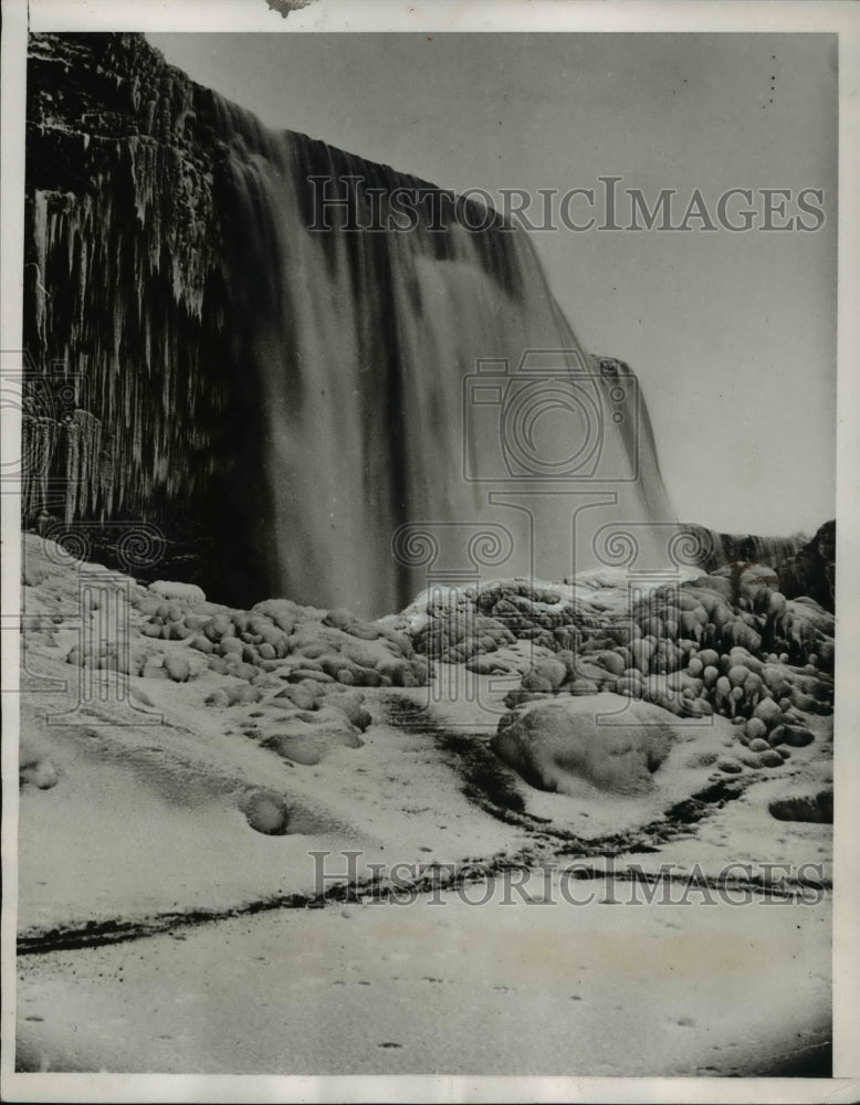 1935 Press Photo Niagara Falls base showing the ice bridge