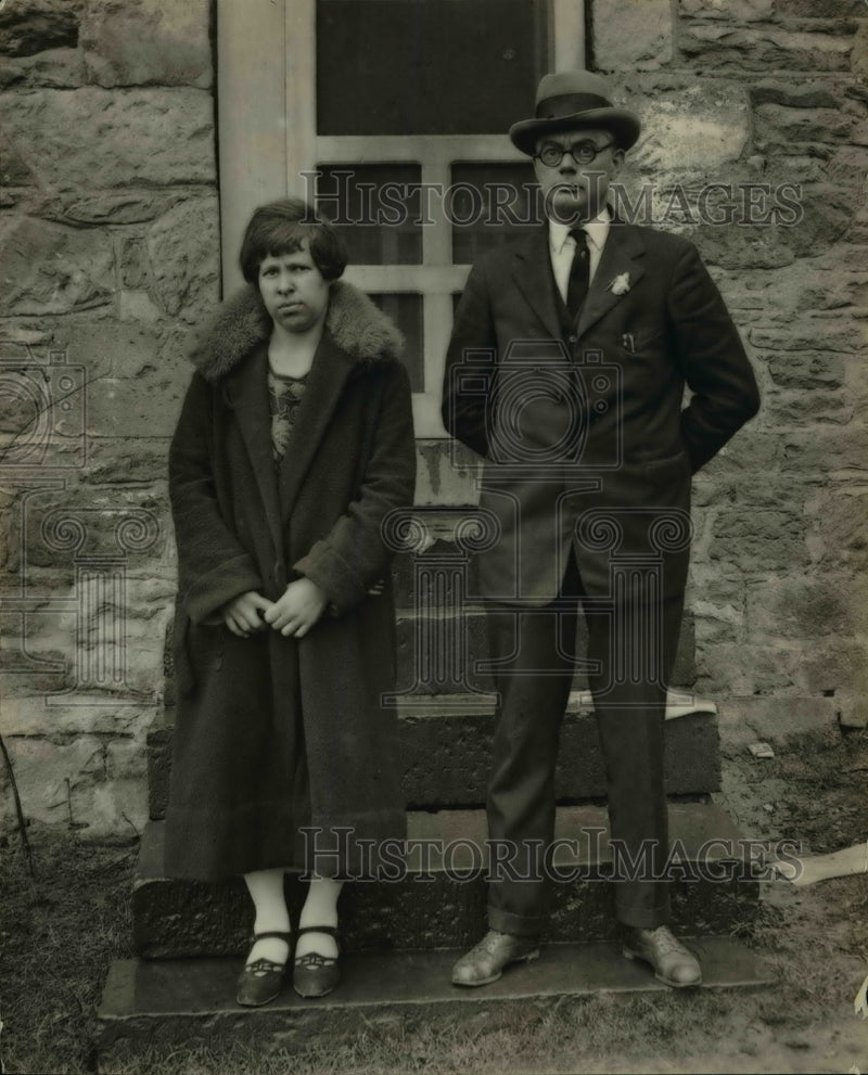 Load image into Gallery viewer, 1925 Press Photo Elizabeth King at the jail with Sheriff C.L. Howard
