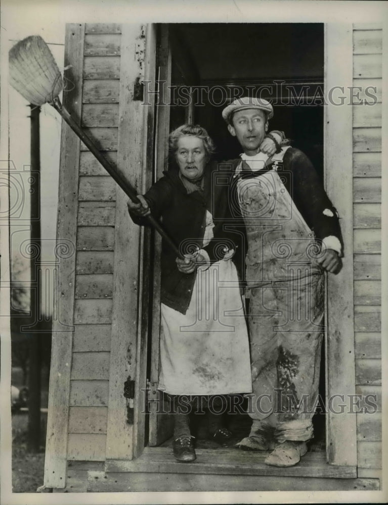 1939 Press Photo Nuidey NJ Mary Payne & son James fight cops at eviction