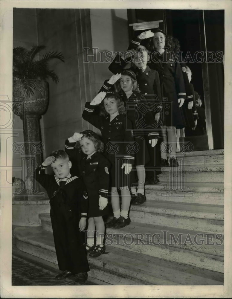 Load image into Gallery viewer, 1944 Press Photo Punch, Judy, Joan, Mary, Martin, Frances Garvey in uniforms
