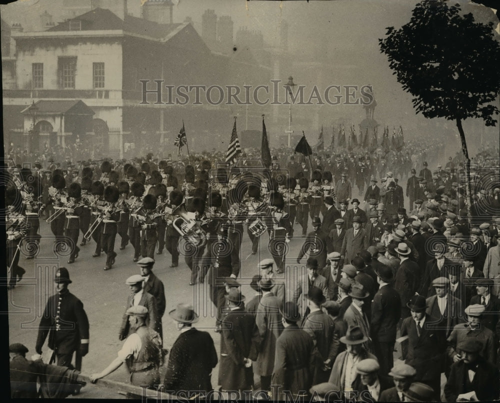 Press Photo Mr Savage paying tribute at memorial