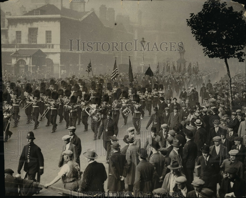 Load image into Gallery viewer, Press Photo Mr Savage paying tribute at memorial
