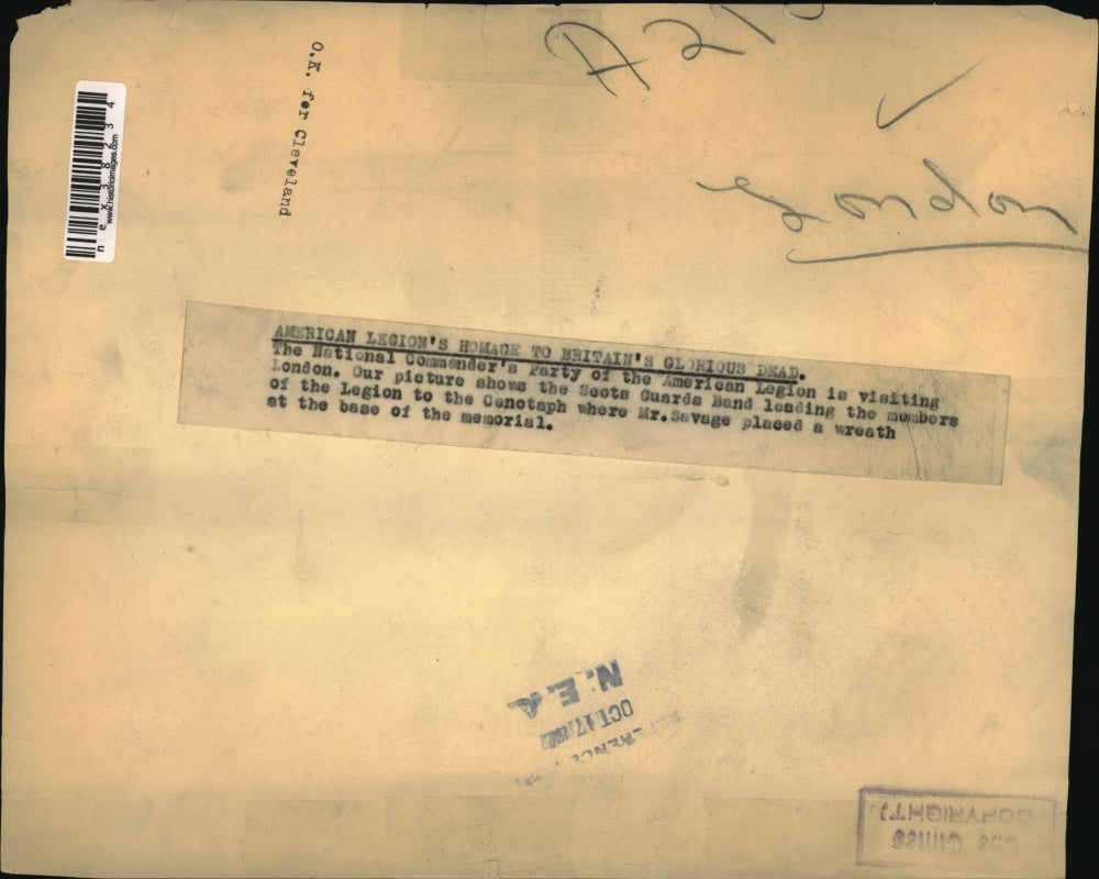 Press Photo Mr Savage paying tribute at memorial