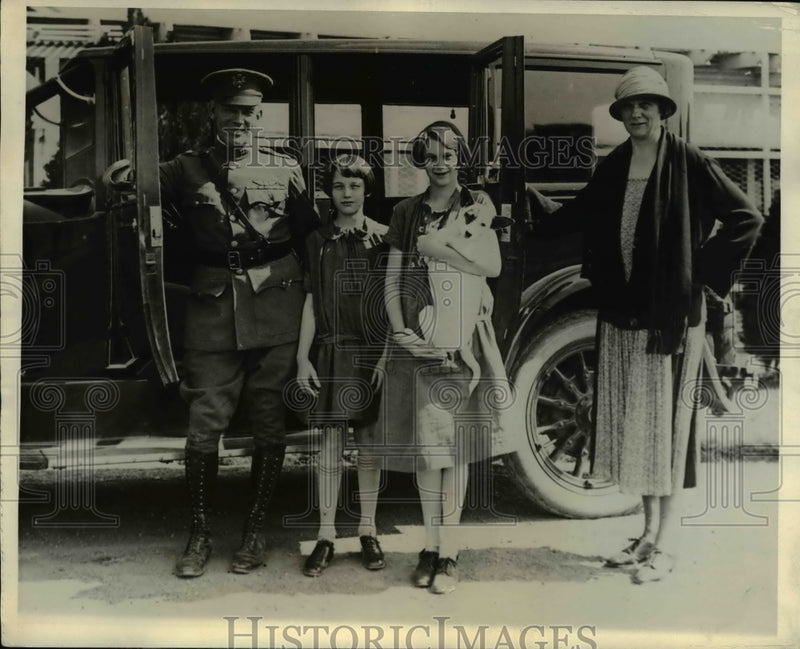 Load image into Gallery viewer, 1925 Press Photo Lt. Col. James Fuchet and family travel to Washington
